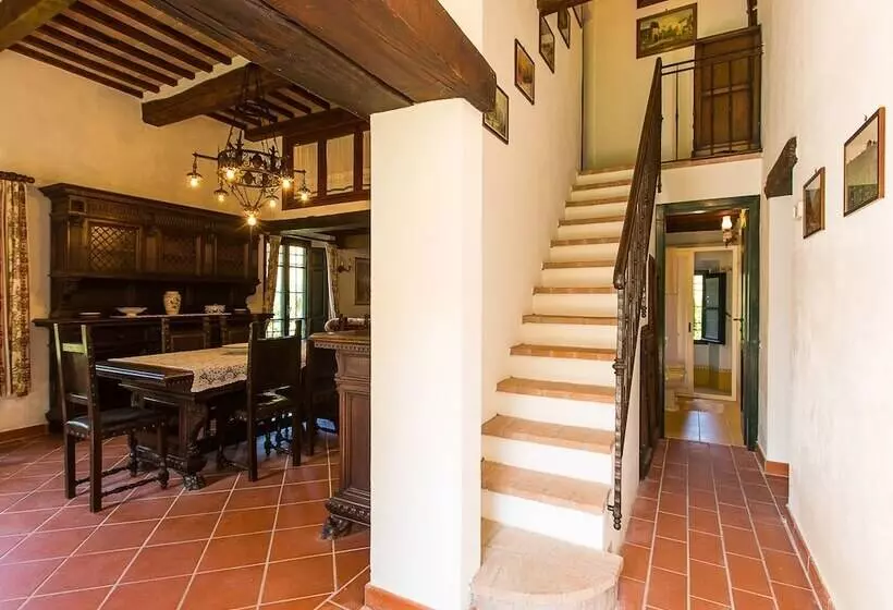 A Rustic House Set In The Tuscan Landscape