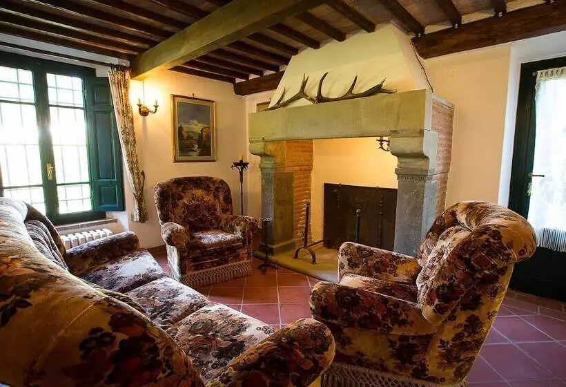 A Rustic House Set In The Tuscan Landscape