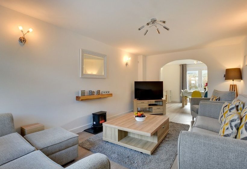 Cosy Cottage In Padstow With Gas Fireplace And A Nice Garden With Terrace