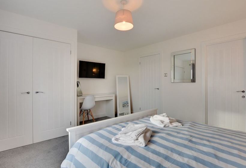 Cosy Cottage In Padstow With Gas Fireplace And A Nice Garden With Terrace