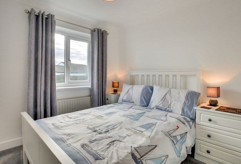 Cosy Cottage In Padstow With Gas Fireplace And A Nice Garden With Terrace