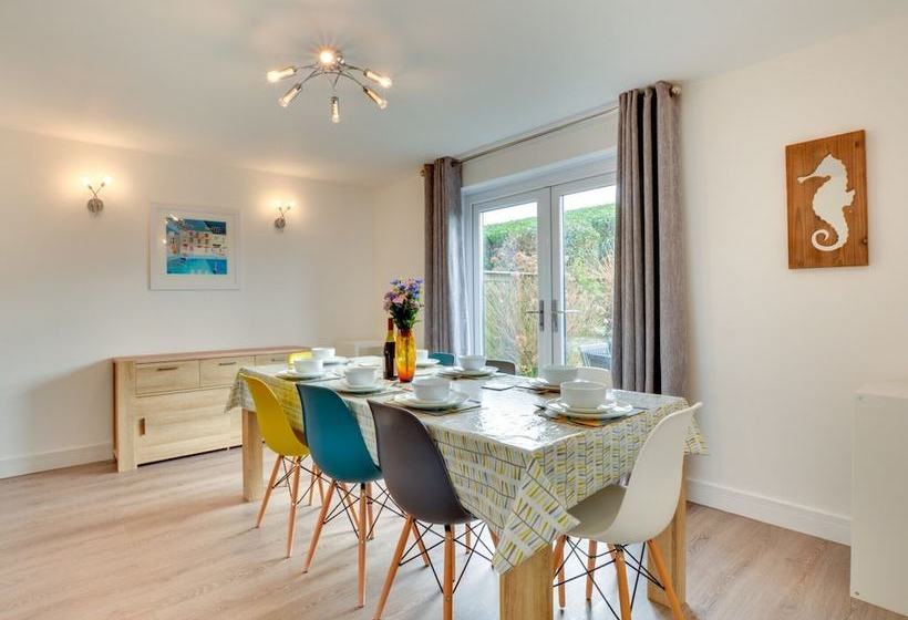 Cosy Cottage In Padstow With Gas Fireplace And A Nice Garden With Terrace