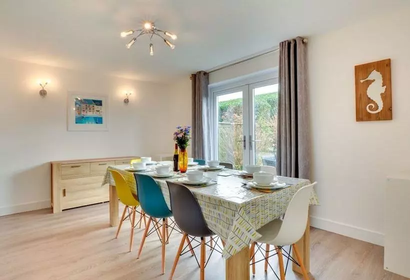 Cosy Cottage In Padstow With Gas Fireplace And A Nice Garden With Terrace