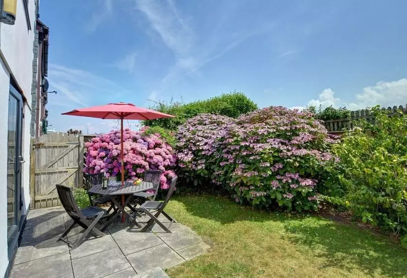 Cosy Cottage In Padstow With Gas Fireplace And A Nice Garden With Terrace