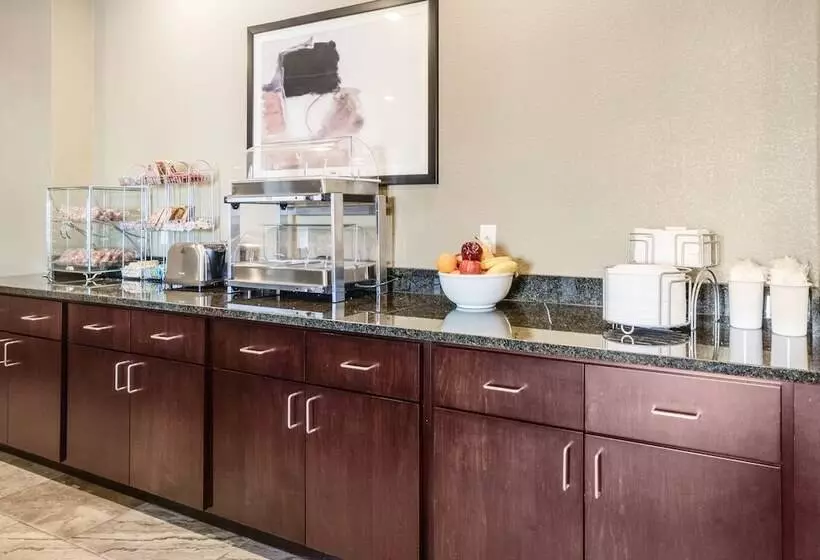 Cobblestone Hotel & Suites   Newport