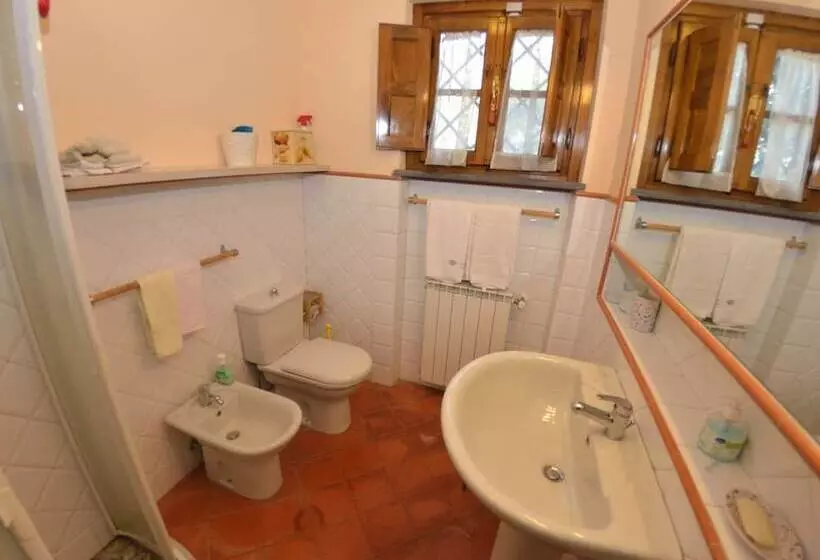 Picturesque Hillside Cottage In Lucca