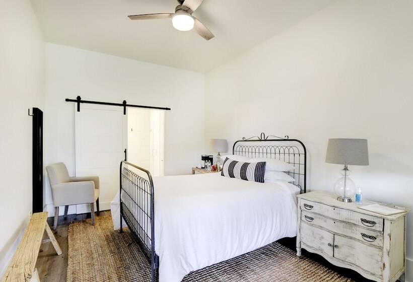 민박 Farmstead Round Top