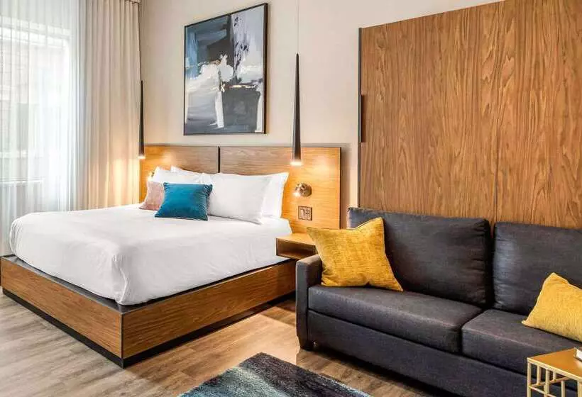 Royal William, Ascend Hotel Collection