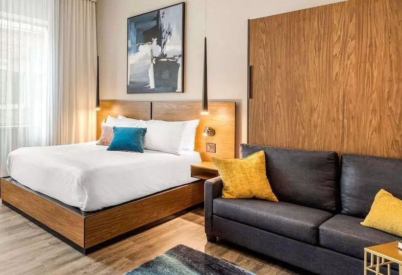 Royal William, Ascend Hotel Collection