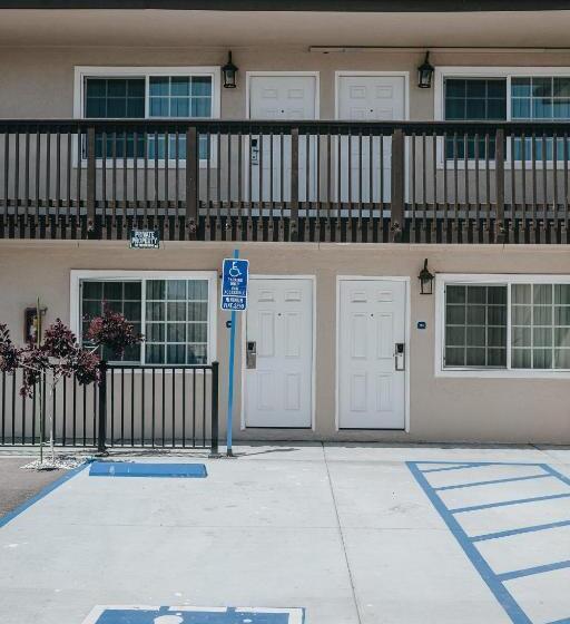 Отель Sea Air Inn & Suites   Downtown   Restaurant Row