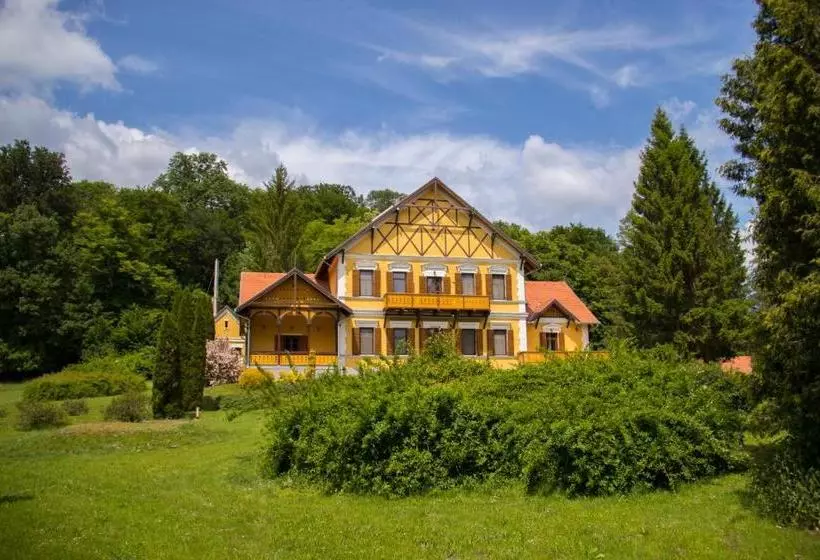 Aamiaismajoitus (B&B) Sasréti Vadászkastély Almamellék