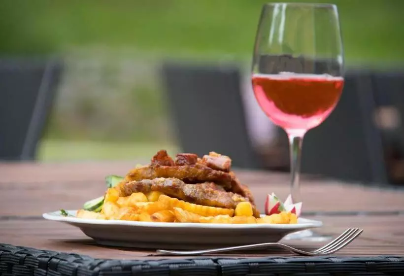 Aamiaismajoitus (B&B) Sasréti Vadászkastély Almamellék