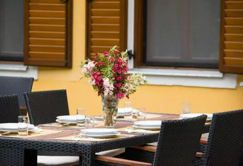 Aamiaismajoitus (B&B) Sasréti Vadászkastély Almamellék