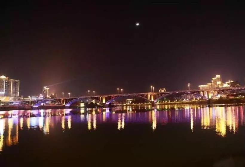 Lavande Hotel Neijiang High Speed Railway Station Peace Plaza