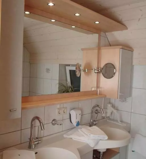 Hotelli Gasthof Zur Brücke