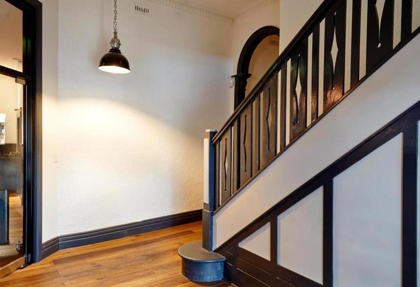 The Royal Hotel, Drouin