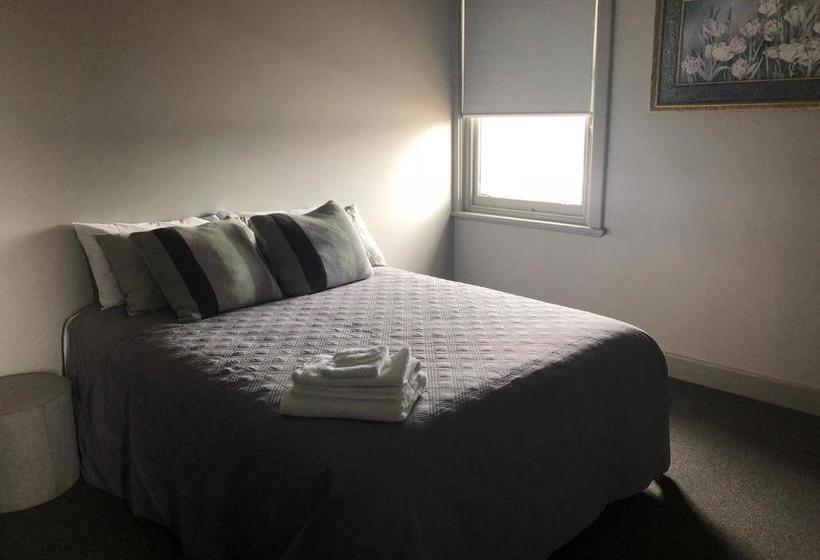 The Royal Hotel, Drouin