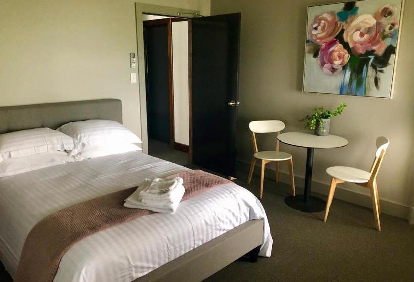 The Royal Hotel, Drouin