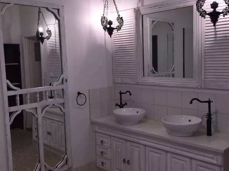 پانسیون Bakehouse  38 Restaurant & Guesthouse