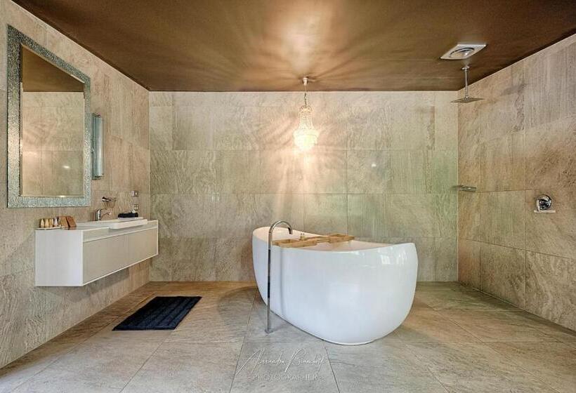 Пансион Mudstone Suites