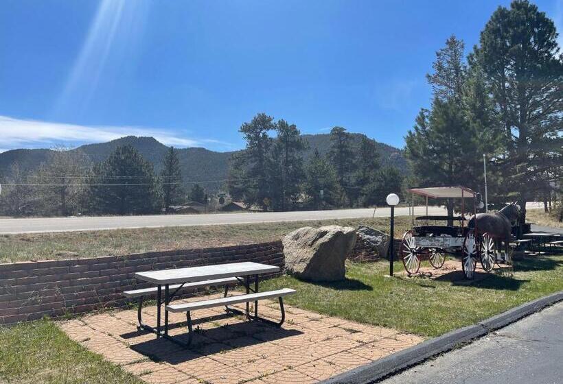 Saddle & Surrey Motel