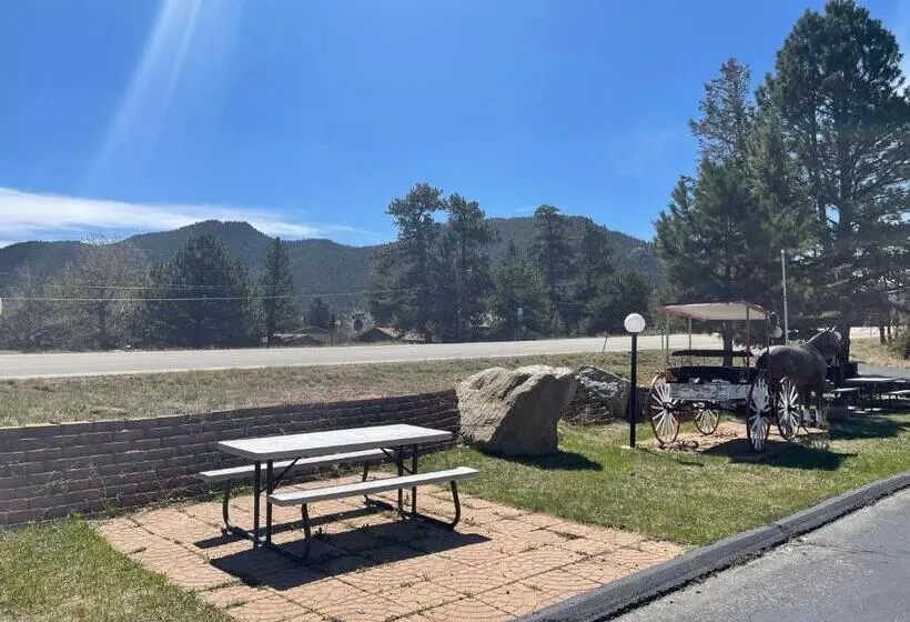 Saddle & Surrey Motel