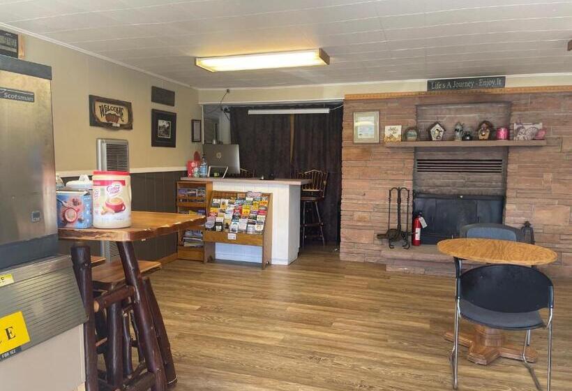 Saddle & Surrey Motel