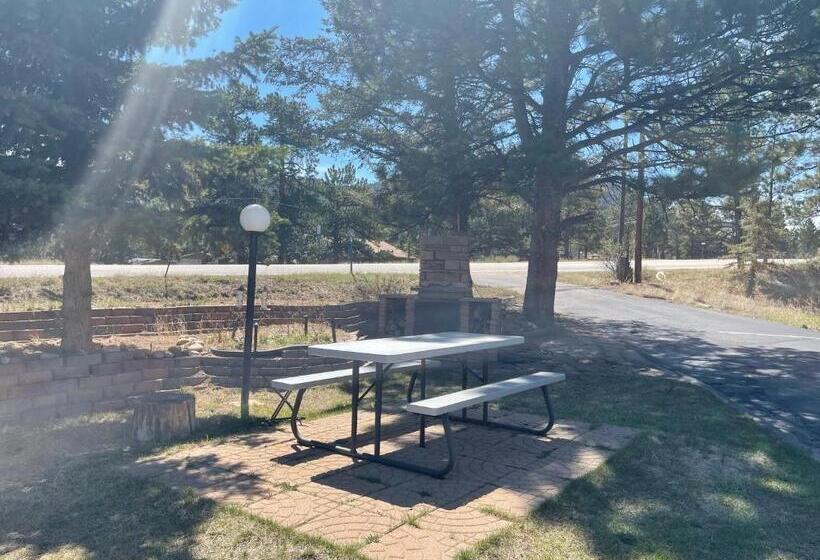 Saddle & Surrey Motel