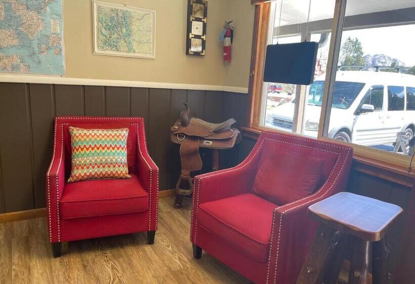 Saddle & Surrey Motel