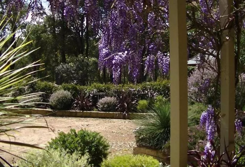 Country Charm Retreat B&b