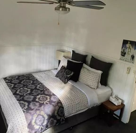 Creek Cottage Bed And Breakfast Traralgon