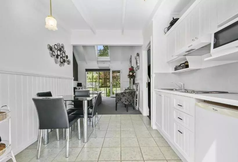 Creek Cottage Bed And Breakfast Traralgon