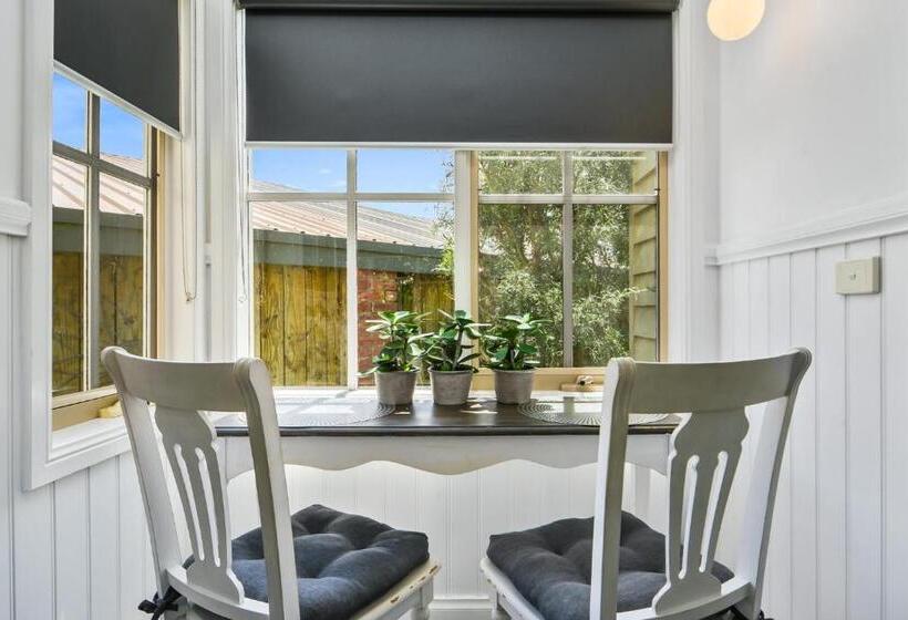 Creek Cottage Bed And Breakfast Traralgon