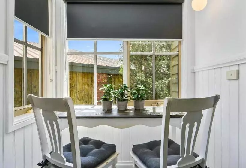 Creek Cottage Bed And Breakfast Traralgon