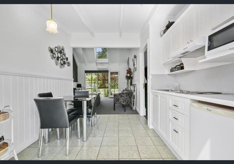 Creek Cottage Bed And Breakfast Traralgon