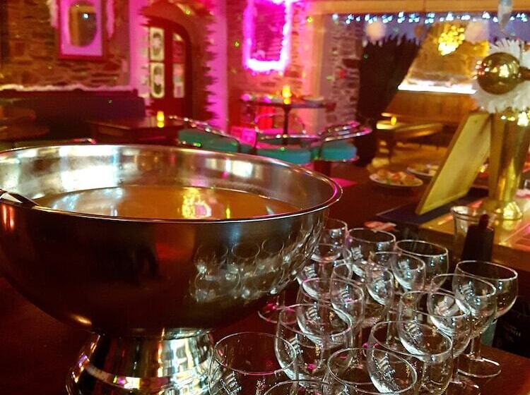 住宿加早餐 Le Café Du Village Bar à Cocktails & à Ambiance