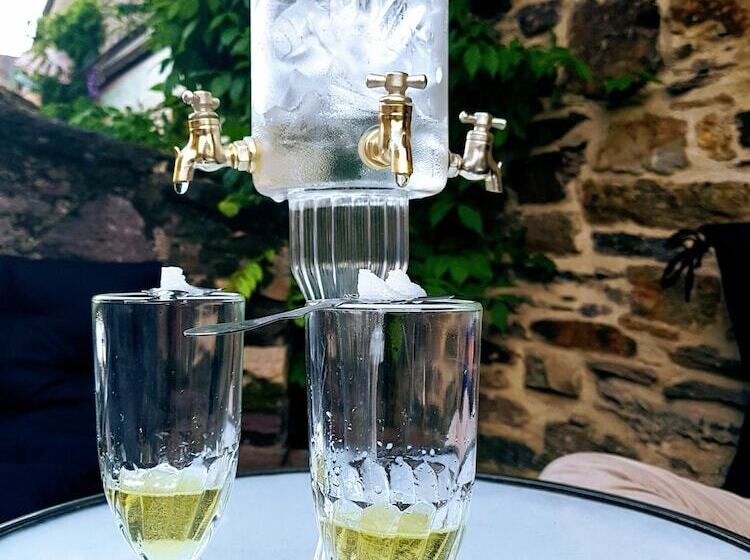 住宿加早餐 Le Café Du Village Bar à Cocktails & à Ambiance