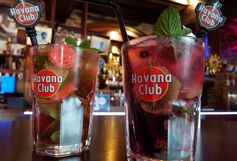 住宿加早餐 Le Café Du Village Bar à Cocktails & à Ambiance