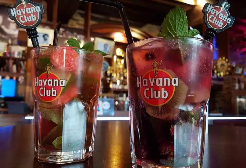 Aamiaismajoitus (B&B) Le Café Du Village   Bar à Cocktails & à Ambiance