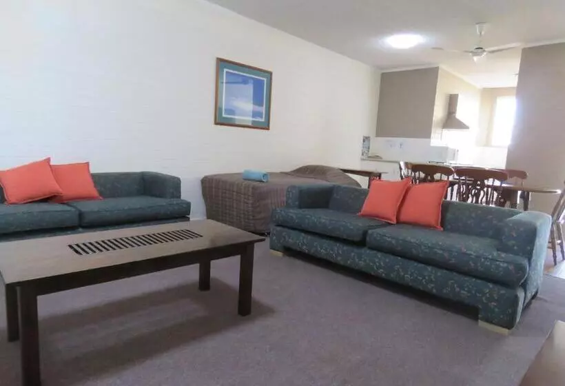 Emerald Gardens Motel & Apartments