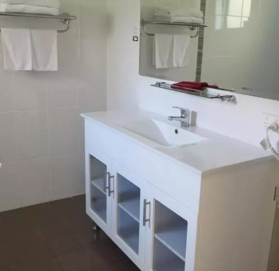 Emerald Gardens Motel & Apartments