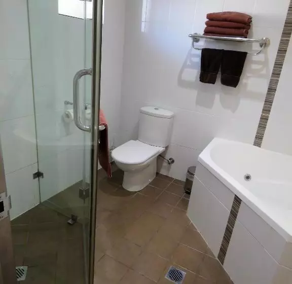 Emerald Gardens Motel & Apartments