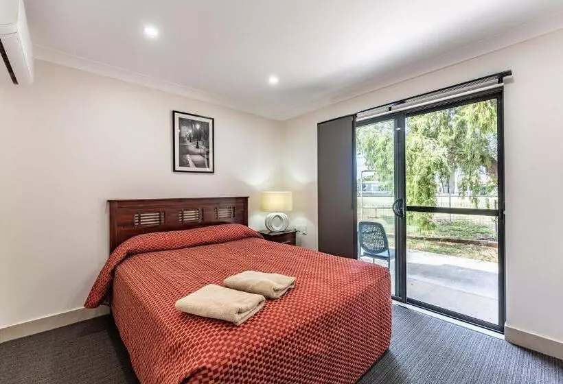 Emerald Gardens Motel & Apartments