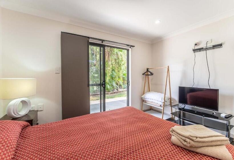 Emerald Gardens Motel & Apartments