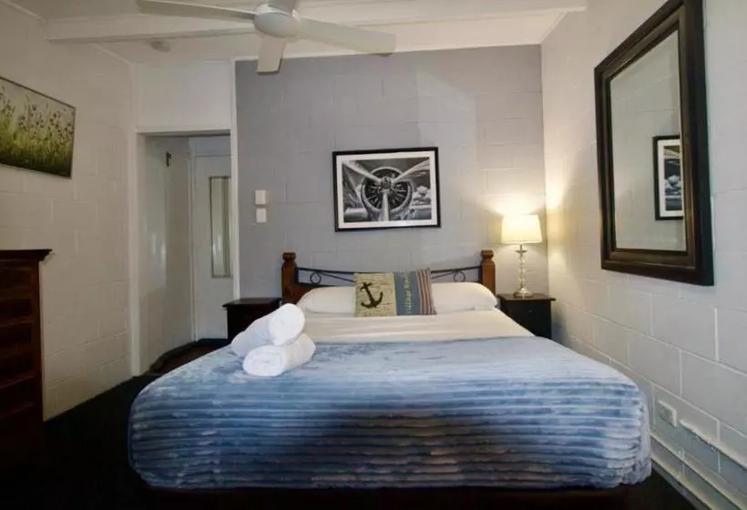 Hideaway Noosa Men Only Beach Resort