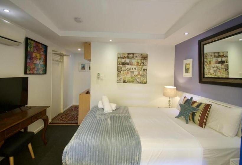 Hideaway Noosa Men Only Beach Resort