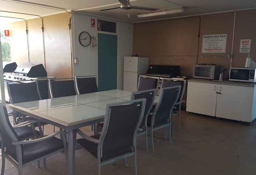 فندق على الطريق Fourth Avenue Motor Inn