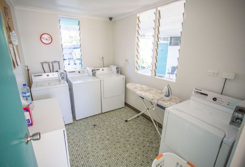 فندق على الطريق Fourth Avenue Motor Inn