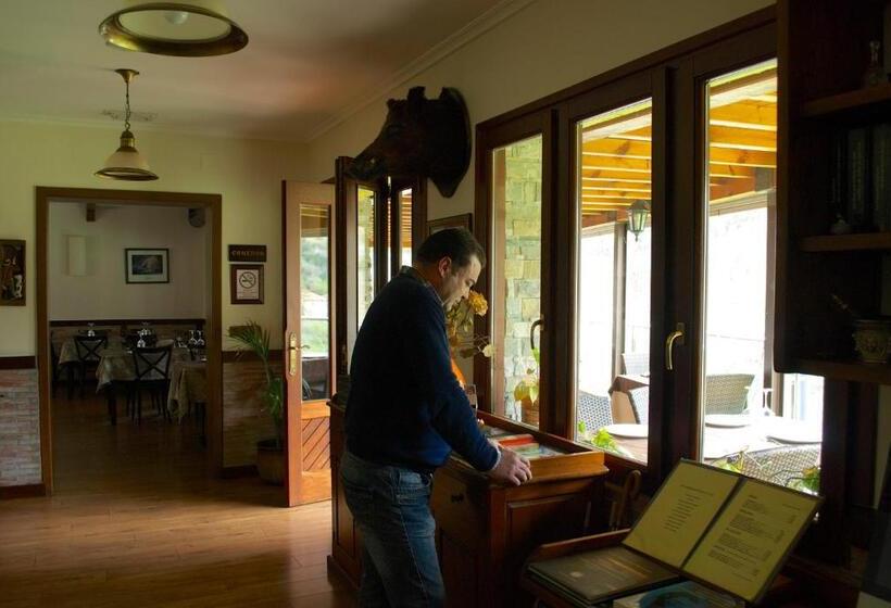 بنسيون Hostal Monte Rio