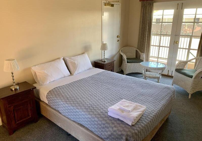 汽车旅馆  Settlers Hotel York